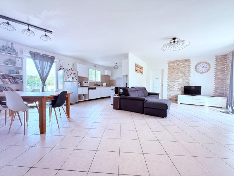 
                                                Vente
                                                 Maison plain-pied 130 m² – 4 chambres – piscine – terrain 3 200 m² – assainissement conforme
