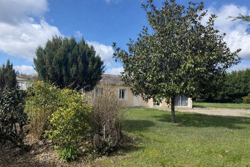 
                                                Vente
                                                 Maison plain-pied 130 m² – 4 chambres – piscine – terrain 3 200 m² – assainissement conforme