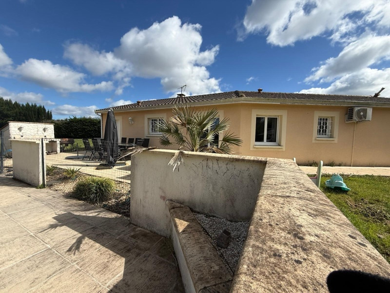 
                                                Vente
                                                 Maison plain-pied 130 m² – 4 chambres – piscine – terrain 3 200 m² – assainissement conforme