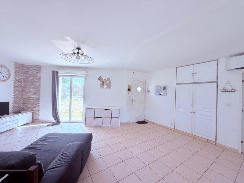 
                                                Vente
                                                 Maison plain-pied 130 m² – 4 chambres – piscine – terrain 3 200 m² – assainissement conforme