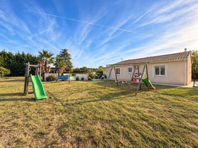 
                                                Vente
                                                 Maison plain-pied 130 m² – 4 chambres – piscine – terrain 3 200 m² – assainissement conforme