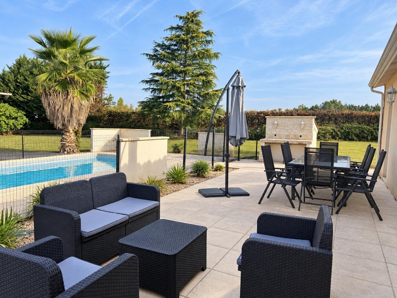 
                                                Vente
                                                 Maison plain-pied 130 m² – 4 chambres – piscine – terrain 3 200 m² – assainissement conforme
