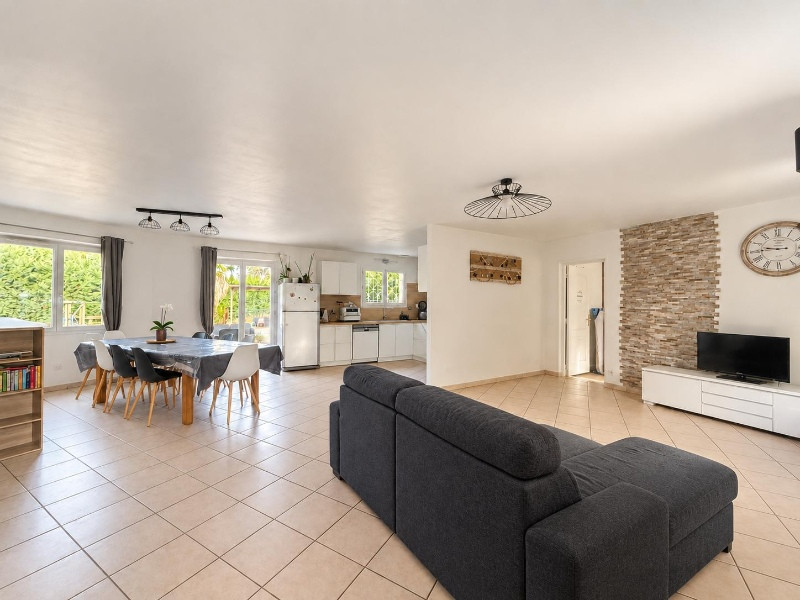 
                                                Vente
                                                 Maison plain-pied 130 m² – 4 chambres – piscine – terrain 3 200 m² – assainissement conforme