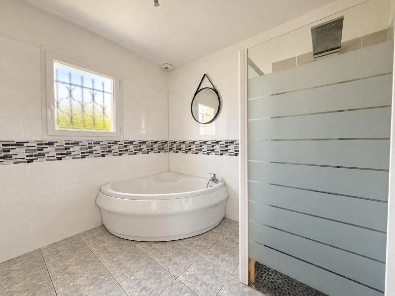 
                                                Vente
                                                 Maison plain-pied 130 m² – 4 chambres – piscine – terrain 3 200 m² – assainissement conforme