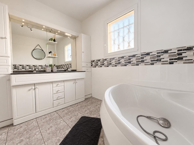 
                                                Vente
                                                 Maison plain-pied 130 m² – 4 chambres – piscine – terrain 3 200 m² – assainissement conforme