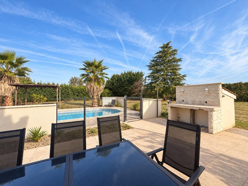 
                                                Vente
                                                 Maison plain-pied 130 m² – 4 chambres – piscine – terrain 3 200 m² – assainissement conforme