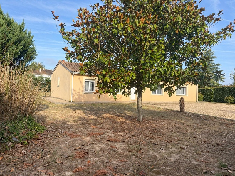 
                                                Vente
                                                 Maison plain-pied 130 m² – 4 chambres – piscine – terrain 3 200 m² – assainissement conforme