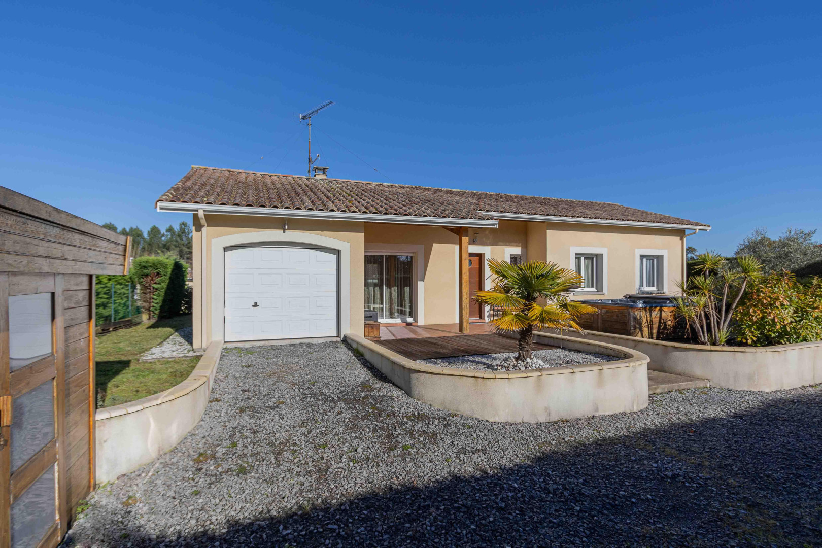 
                                                Vente
                                                 Maison  plain-pied  avec  jardin + Spa