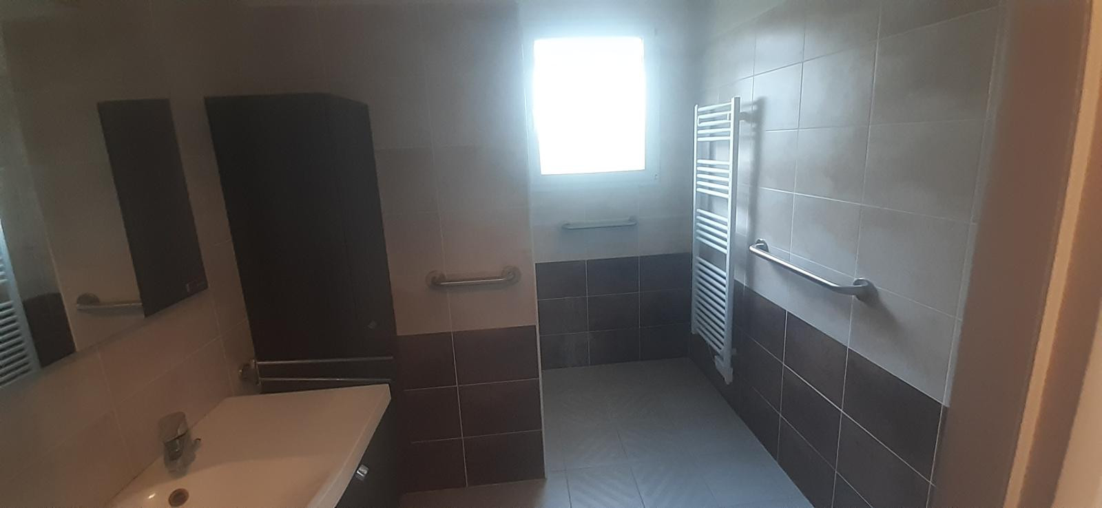 
                                                Location
                                                 Maison PMR de plain-pied, appentis, garage, jardin