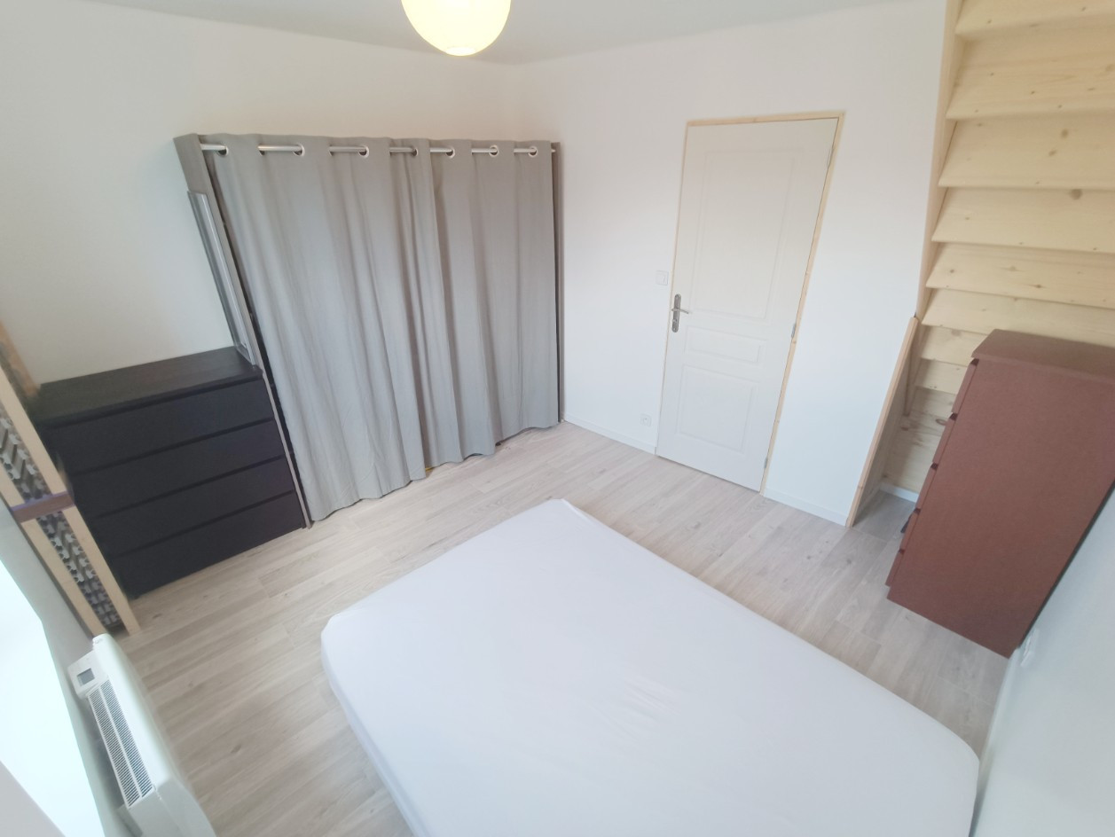 
                                                Location
                                                 Maison rénovée 1 chambre, cour.