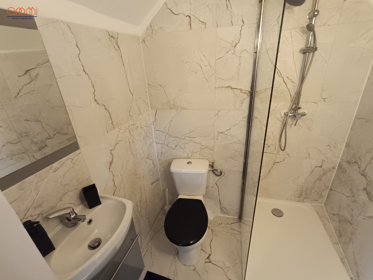 
                                                Vente
                                                 Maison rénovée 3 chambres et cour