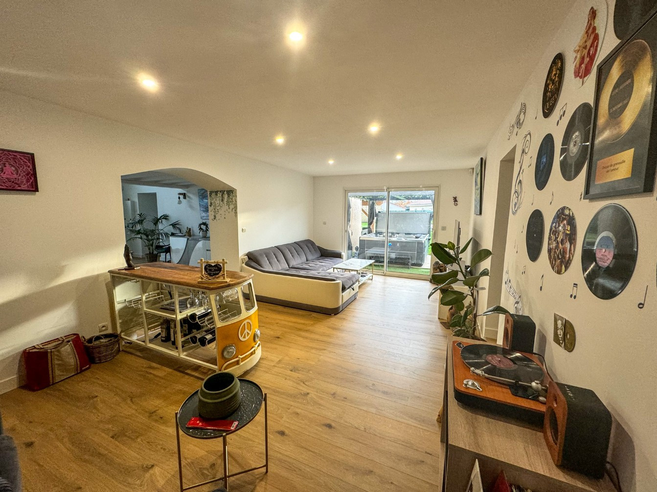 
                                                Vente
                                                 Maison rénovée avec goût de 180 m² environ