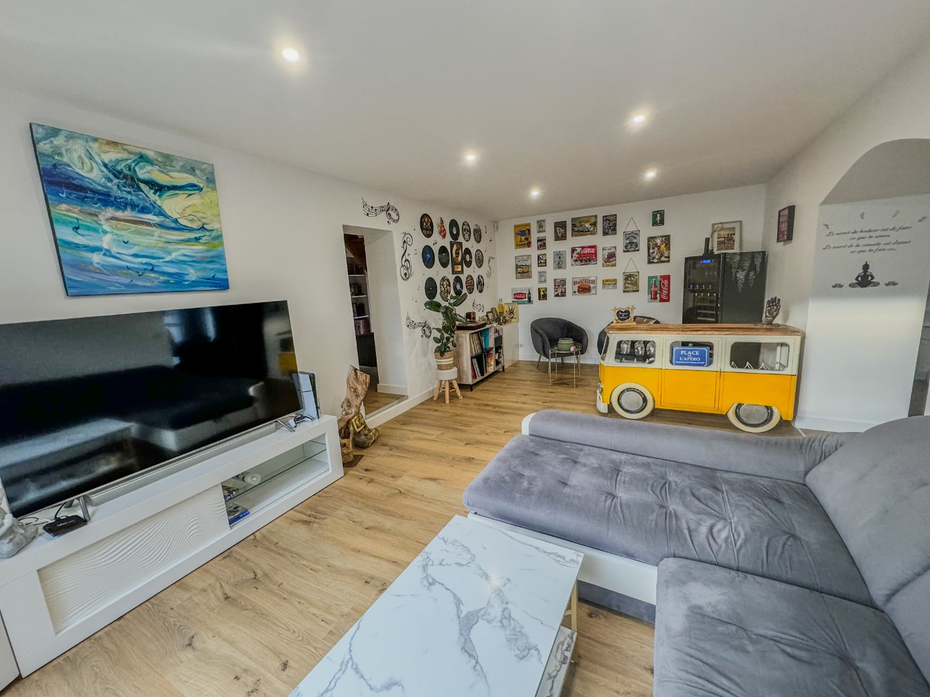 
                                                Vente
                                                 Maison rénovée avec goût de 180 m² environ