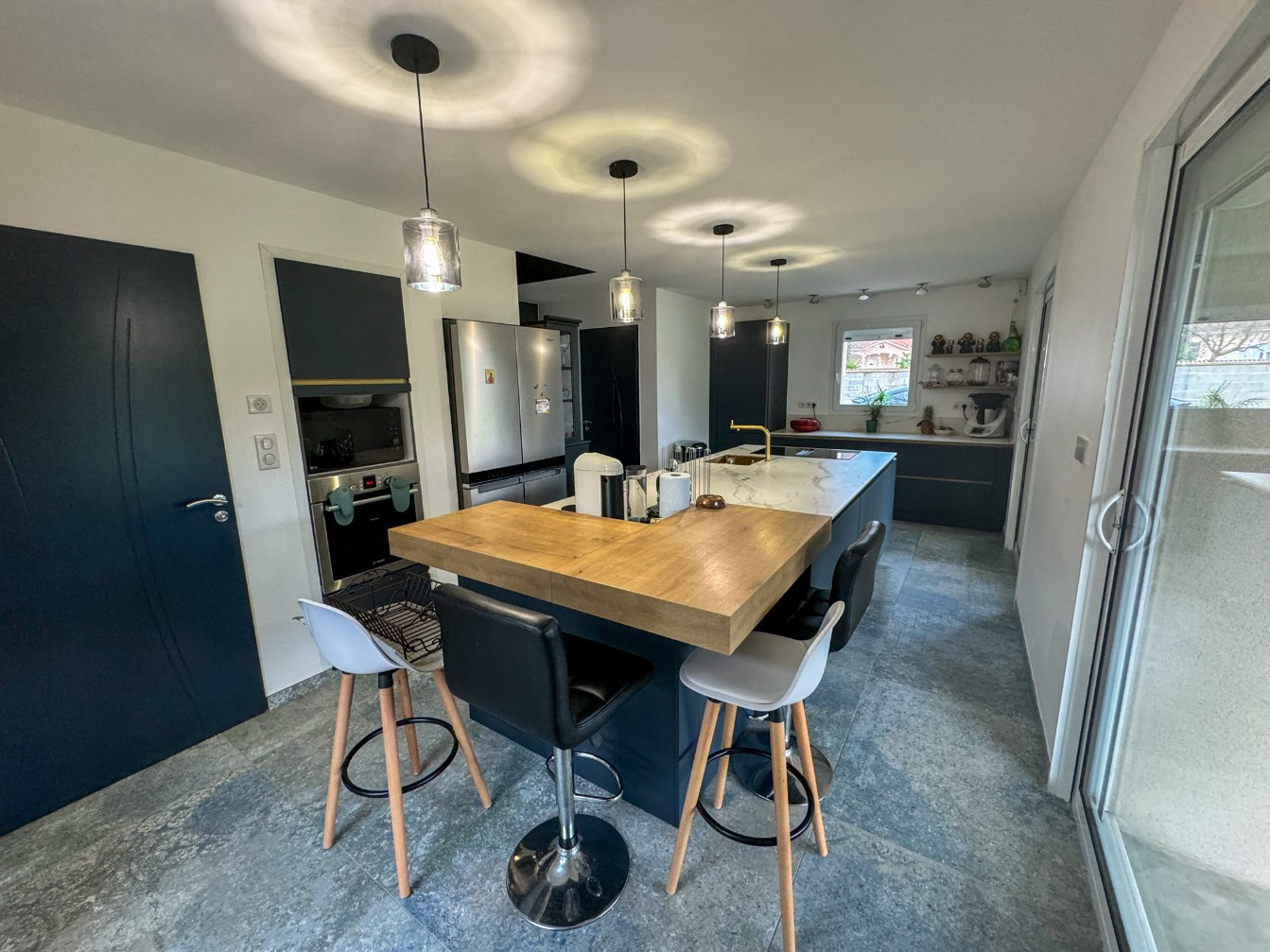 
                                                Vente
                                                 Maison rénovée avec goût de 180 m² environ
