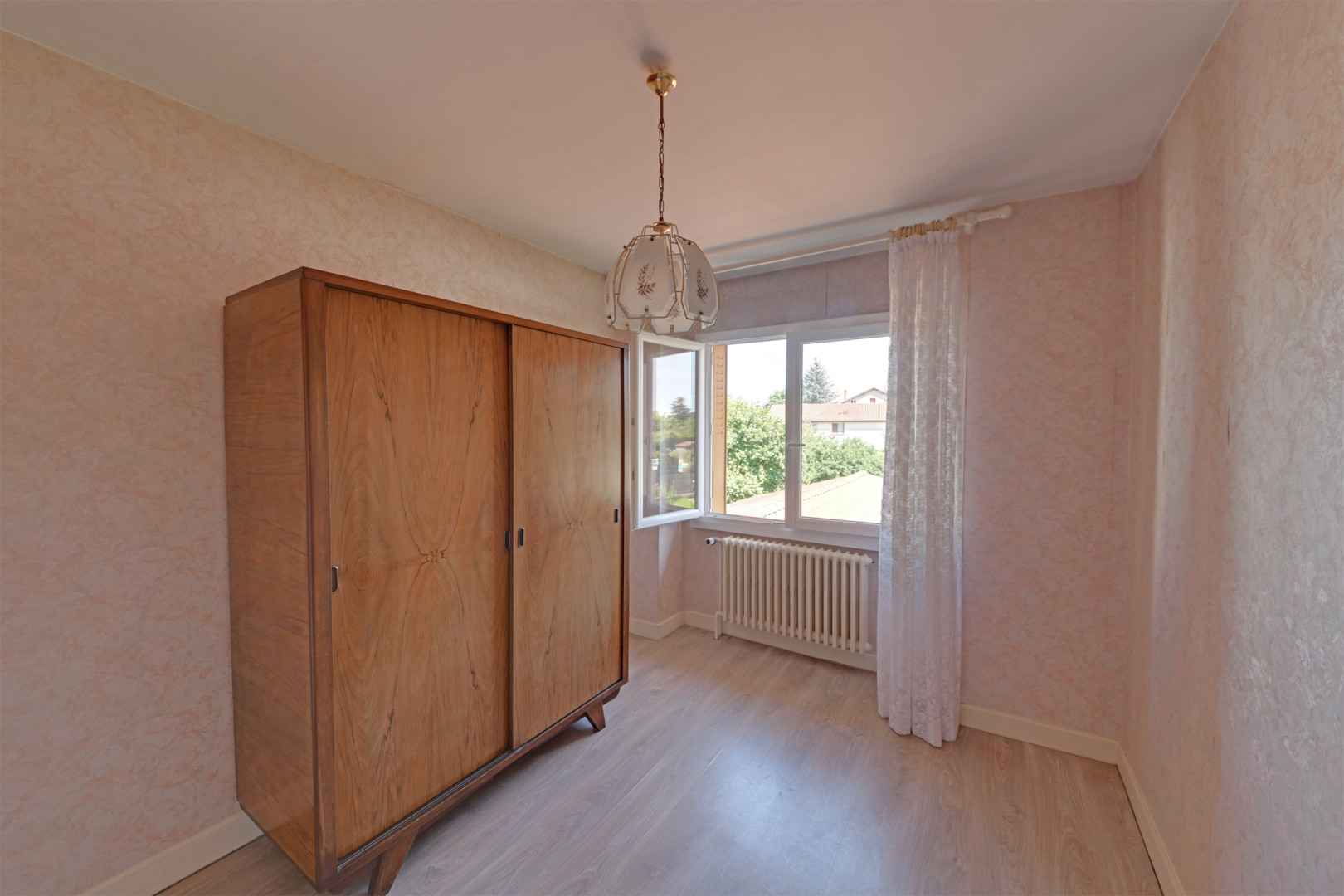 
                                                Vente
                                                 Maison rénovée avec jardin – Saint-Genis-Laval – 100m² habitables