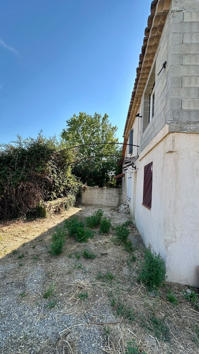 
                                                Vente
                                                 maison T2 + cour 40 m² à terminer en campagne