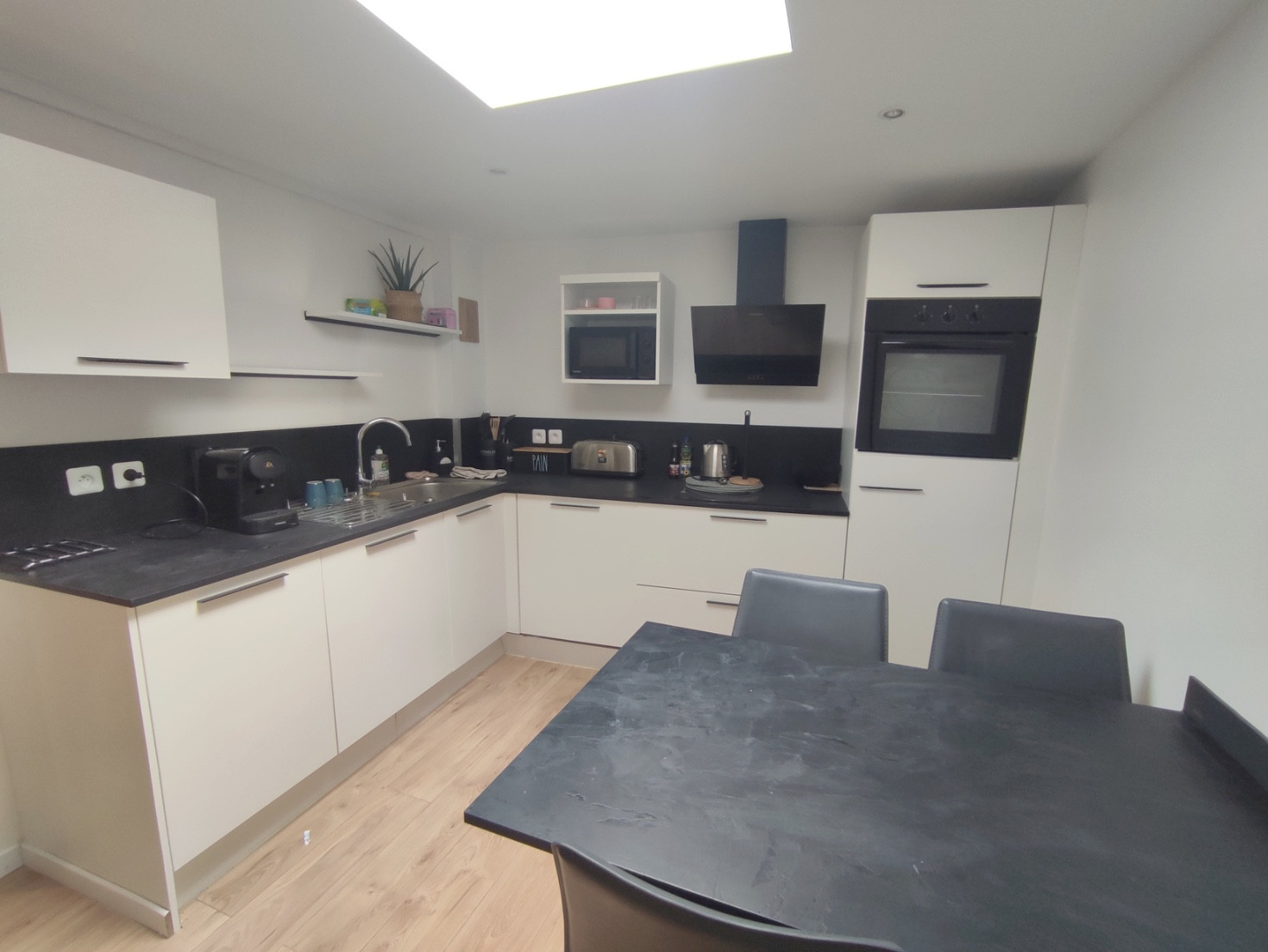 
                                                Location
                                                 Maison T2 meublé toit terrasse St Leu 765€/CC mois