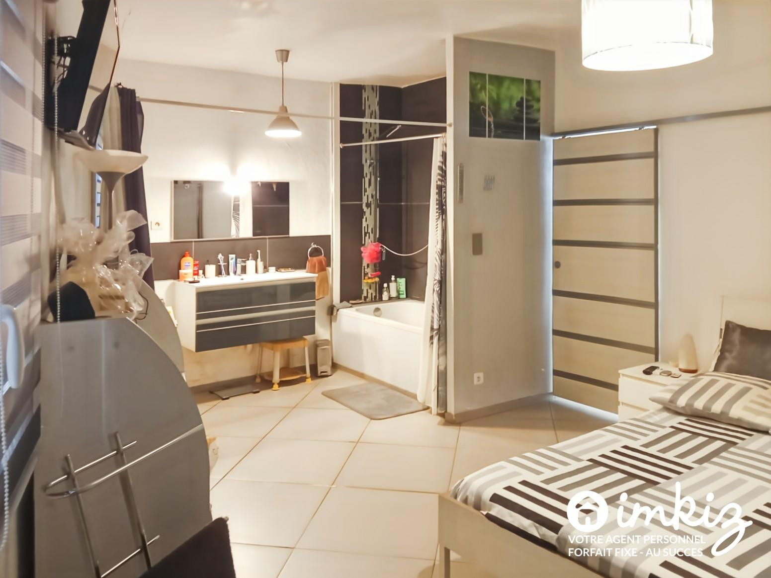 
                                                Vente
                                                 Maison T3 + dépendance, terrasse et jardin.