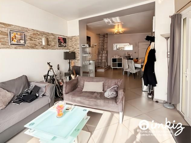 
                                                Vente
                                                 Maison T3 + dépendance, terrasse et jardin.