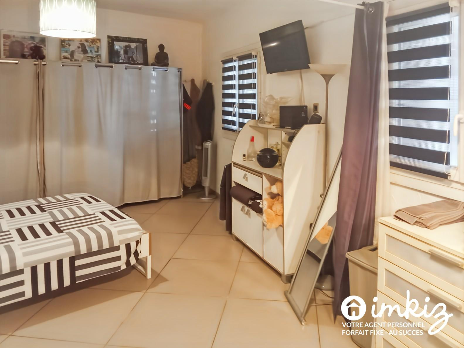 
                                                Vente
                                                 Maison T3 + dépendance, terrasse et jardin.