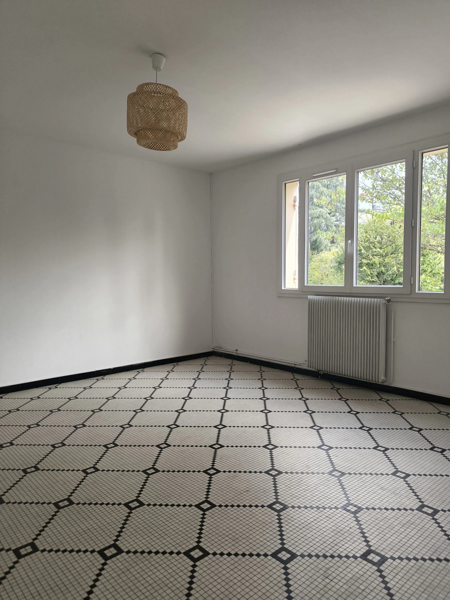 
                                                Location
                                                 Maison T5 / 92.5 m² / Créon / Nu