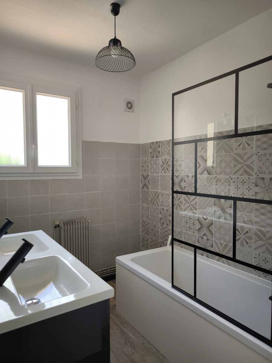 
                                                Location
                                                 Maison T5 / 92.5 m² / Créon / Nu