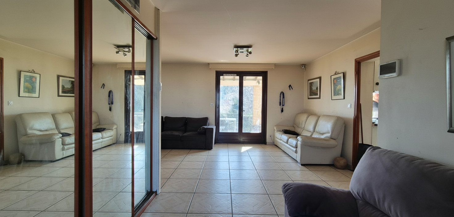 
                                                Vente
                                                 Maison traditionnelle de T5 de 150 m² + garage sur un terrain de 1160 m²