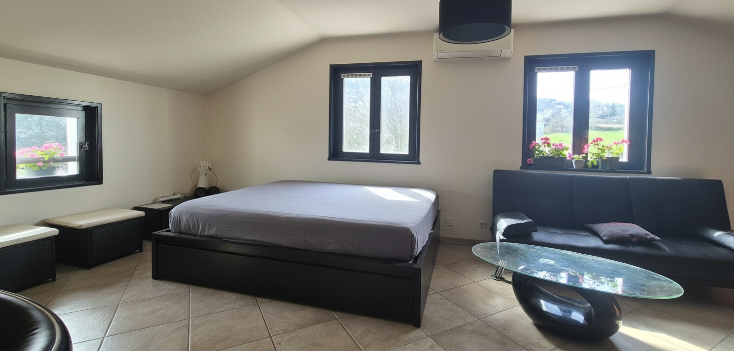 
                                                Vente
                                                 Maison traditionnelle de T5 de 150 m² + garage sur un terrain de 1160 m²