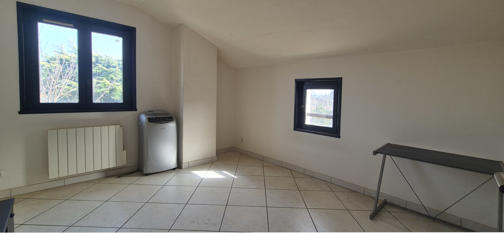 
                                                Vente
                                                 Maison traditionnelle de T5 de 150 m² + garage sur un terrain de 1160 m²