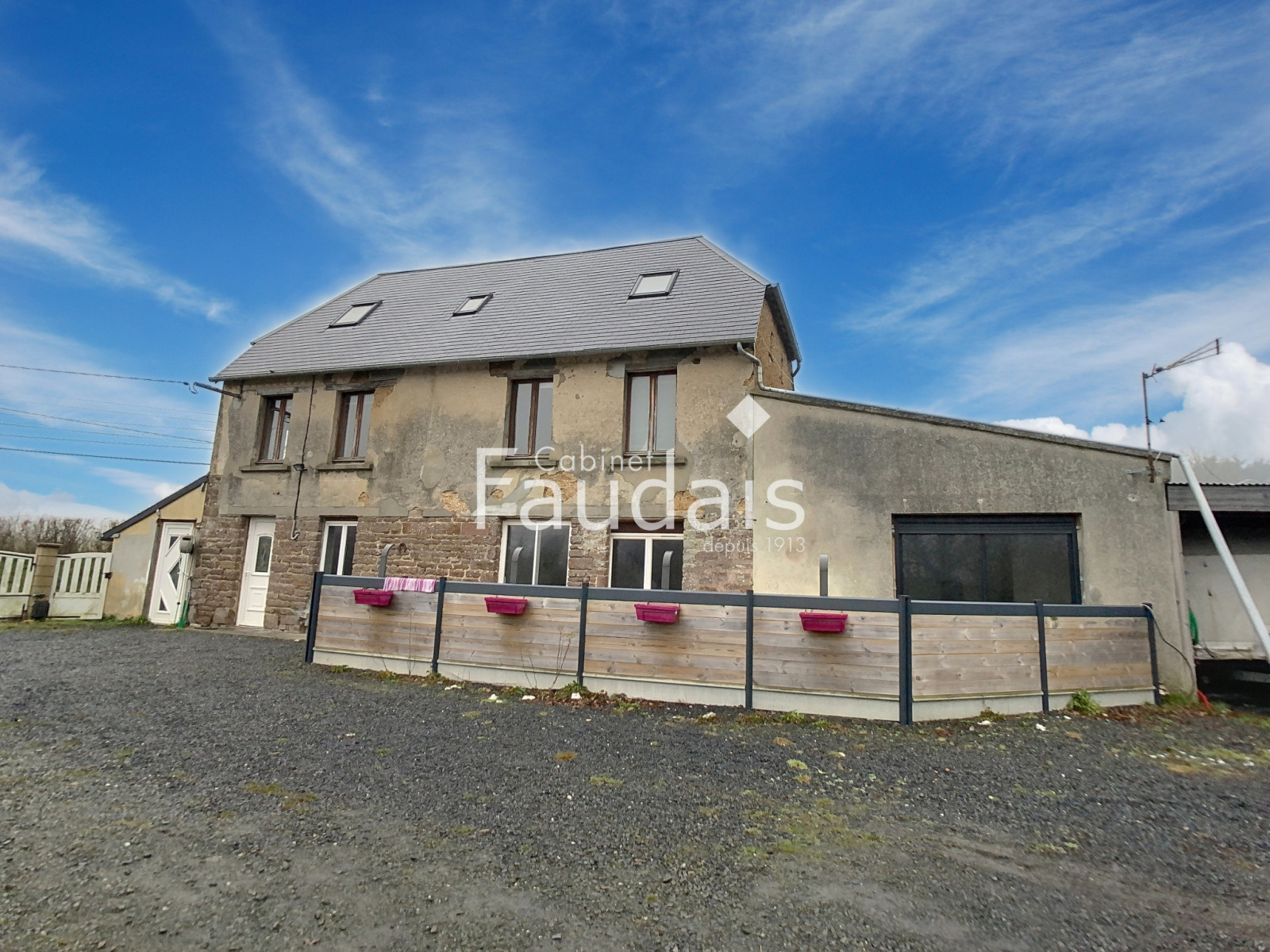 
                                                Vente
                                                 Maison trois chambres avec hangar ouvert