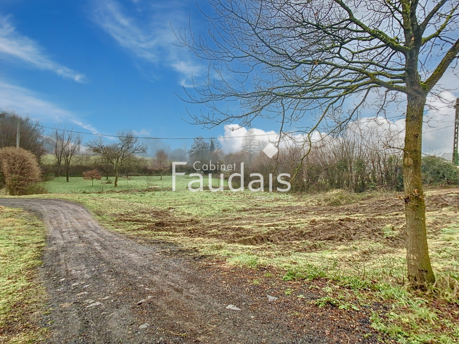 
                                                Vente
                                                 Maison trois chambres avec hangar ouvert