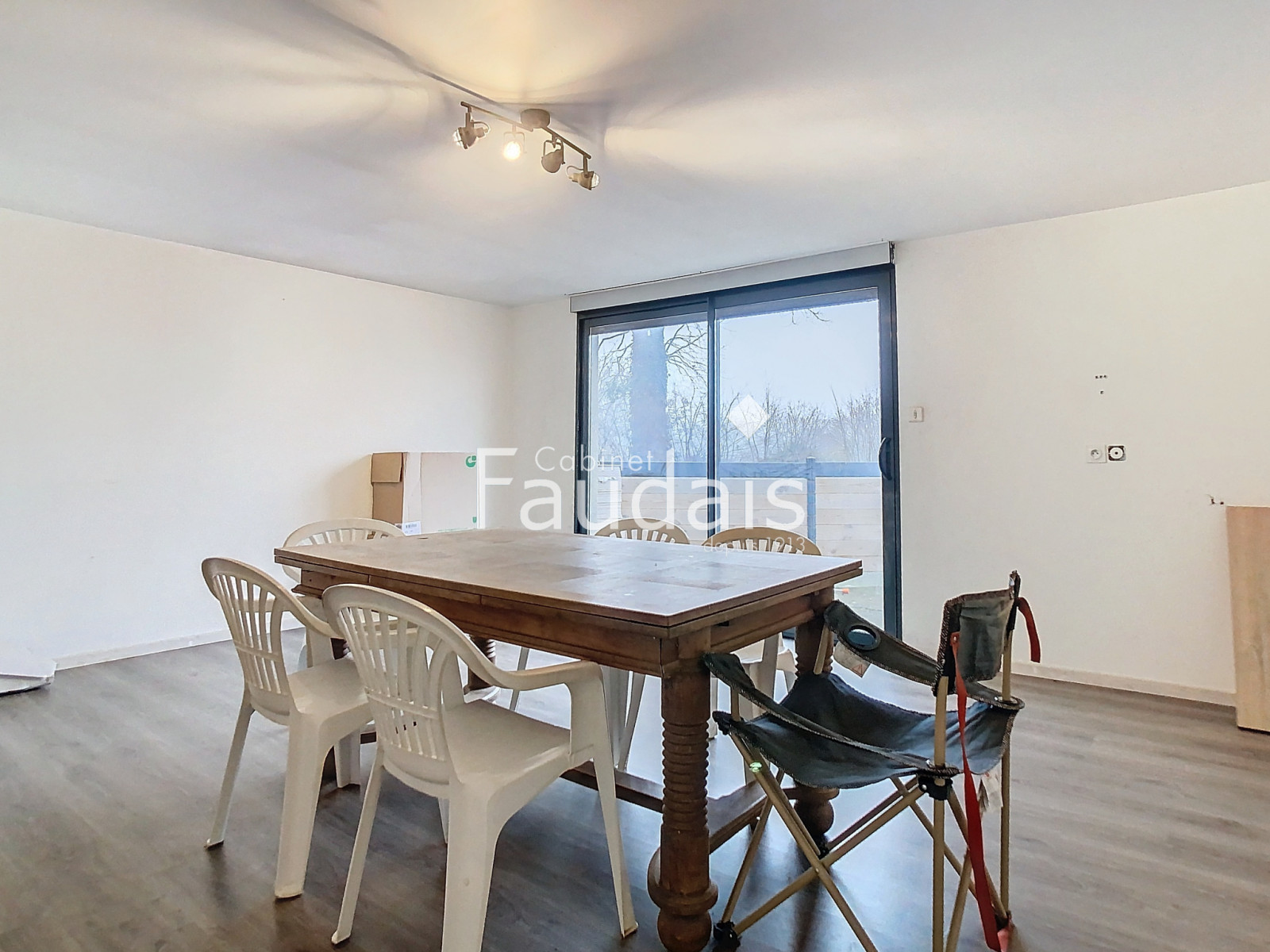 
                                                Vente
                                                 Maison trois chambres avec hangar ouvert