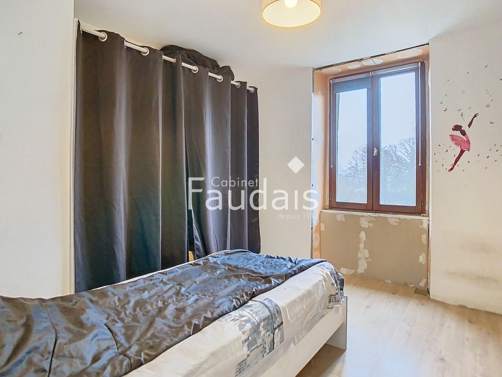 
                                                Vente
                                                 Maison trois chambres avec hangar ouvert