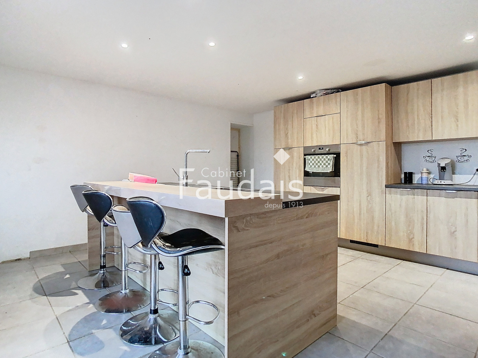 
                                                Vente
                                                 Maison trois chambres avec hangar ouvert