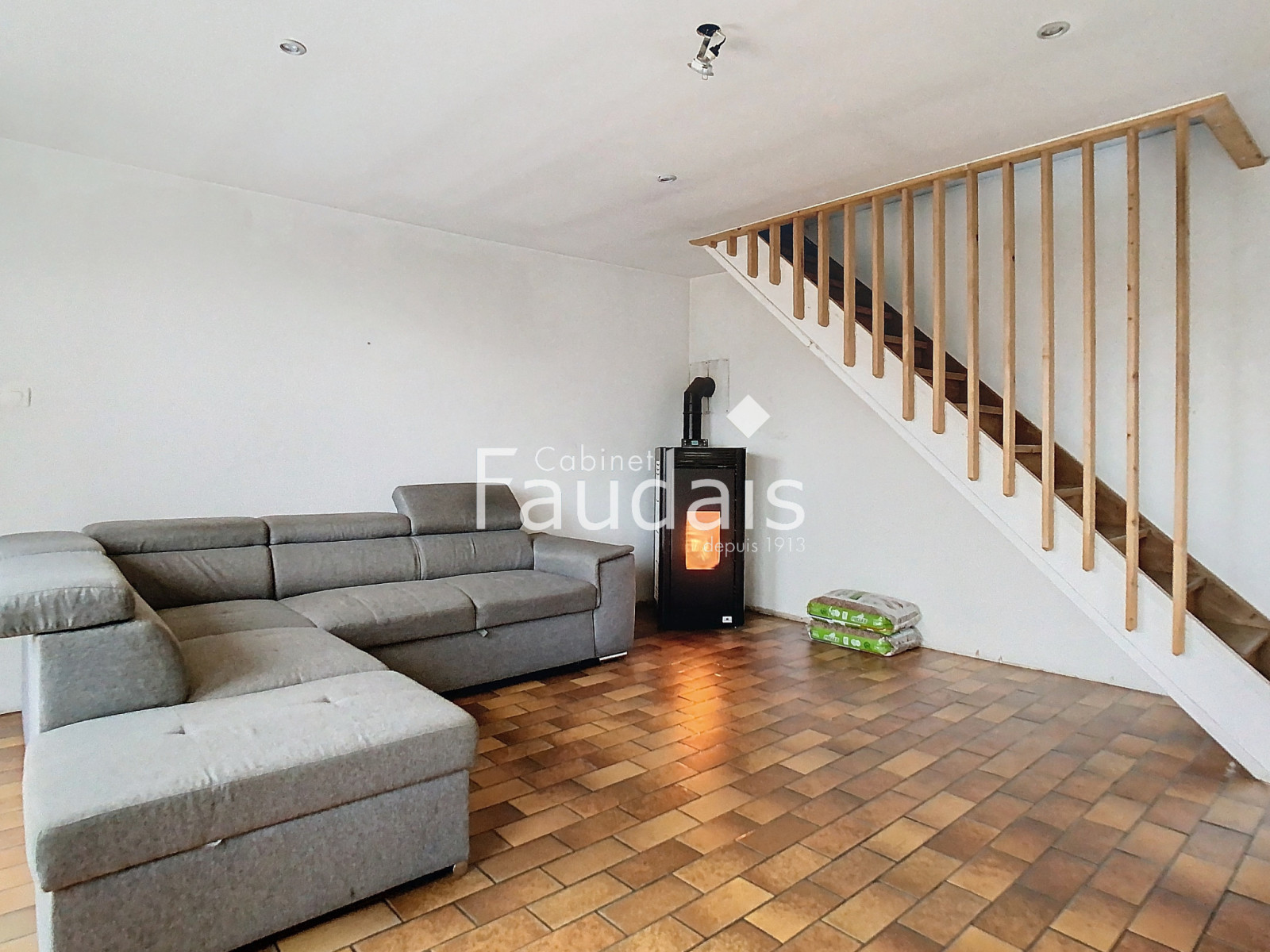 
                                                Vente
                                                 Maison trois chambres avec hangar ouvert