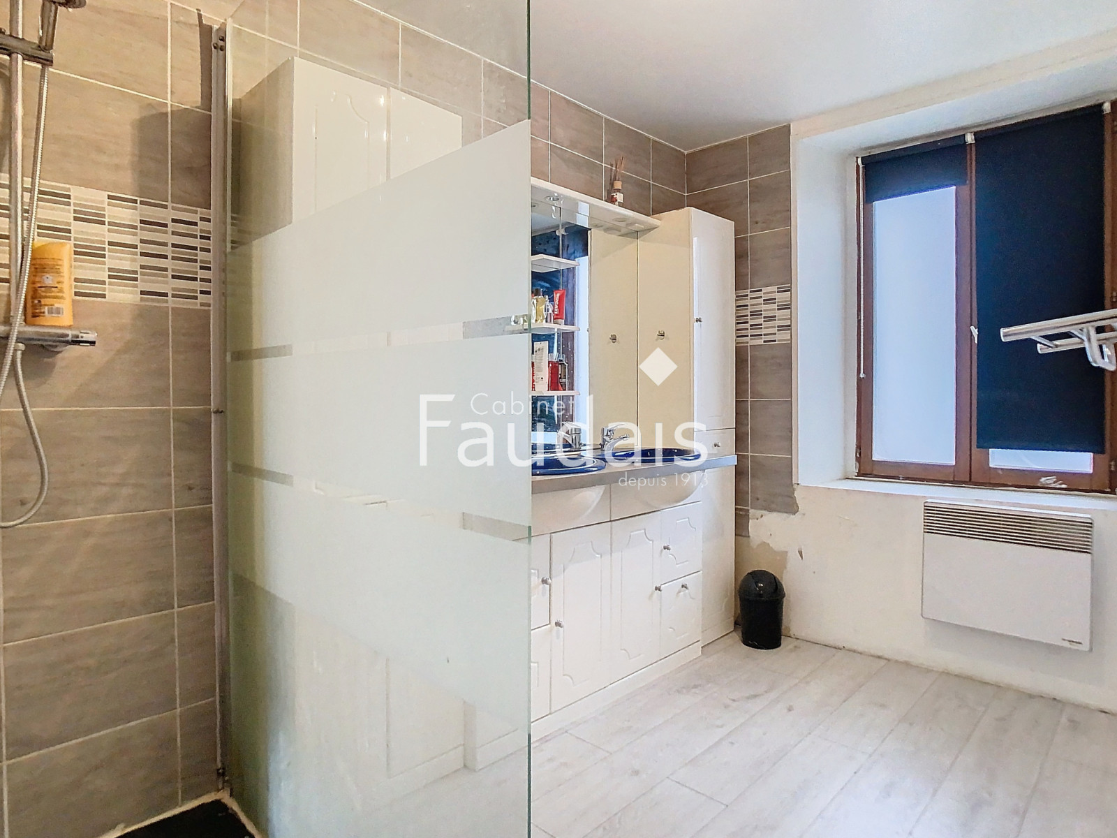 
                                                Vente
                                                 Maison trois chambres avec hangar ouvert