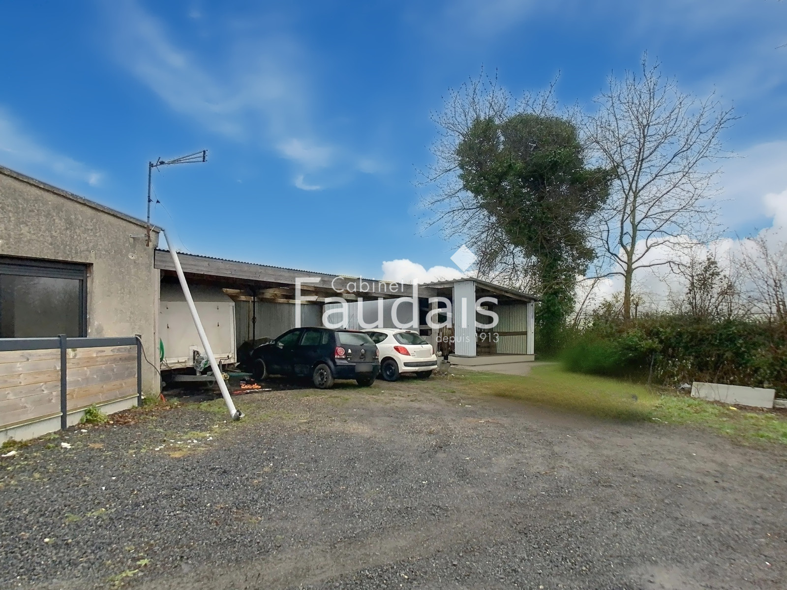 
                                                Vente
                                                 Maison trois chambres avec hangar ouvert