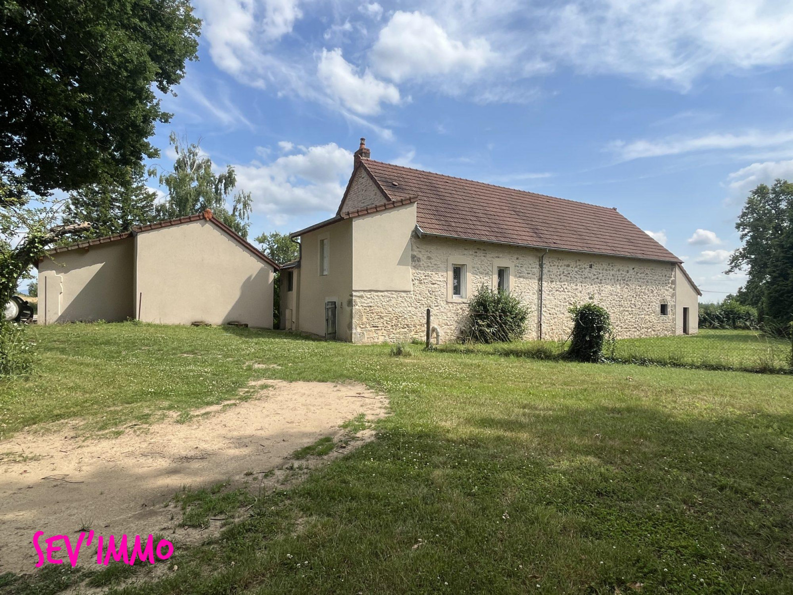 
                                                Vente
                                                 MAISON TYPE LONGERE DEPENDANCES + TERRAIN