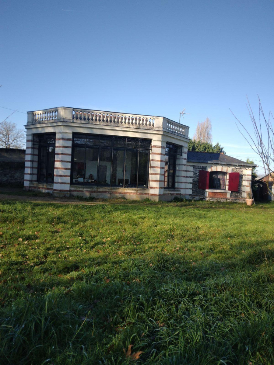 
                                                Location
                                                 Maisonnette dans un parc privé d'1ha