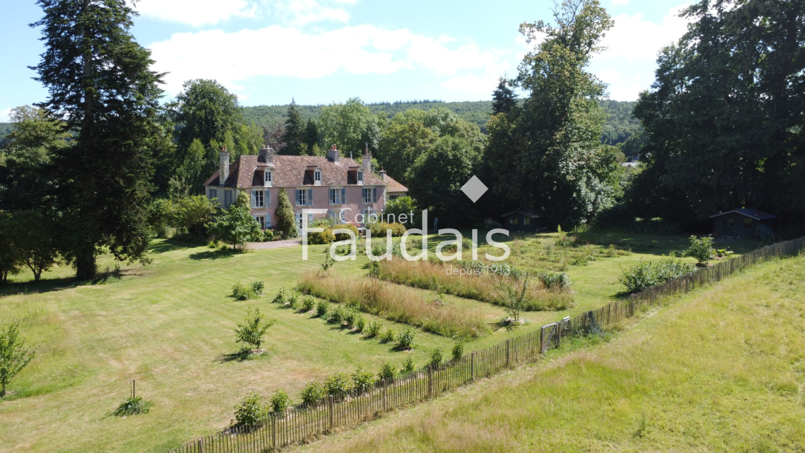 
                                                Vente
                                                 Manoir 18 ème siècle avec gite au coeur de la Suisse Normand