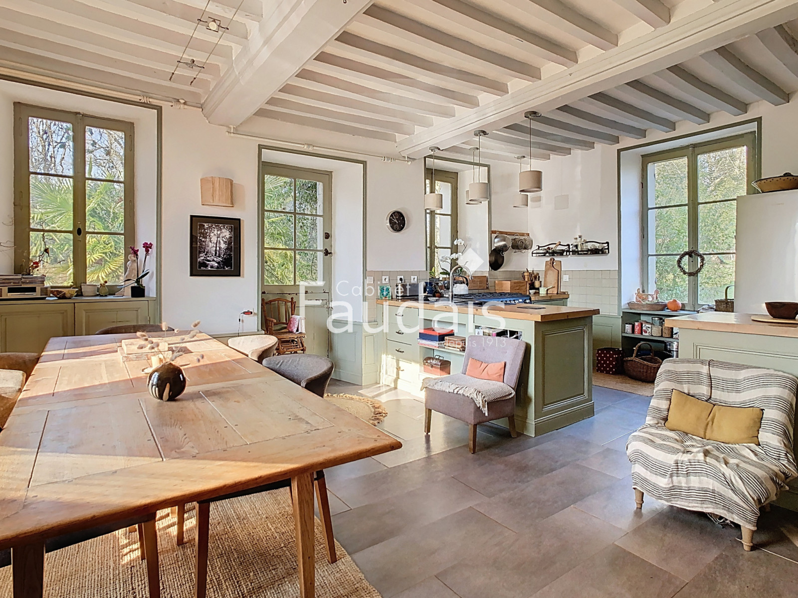 
                                                Vente
                                                 Manoir 18 ème siècle avec gite au coeur de la Suisse Normand