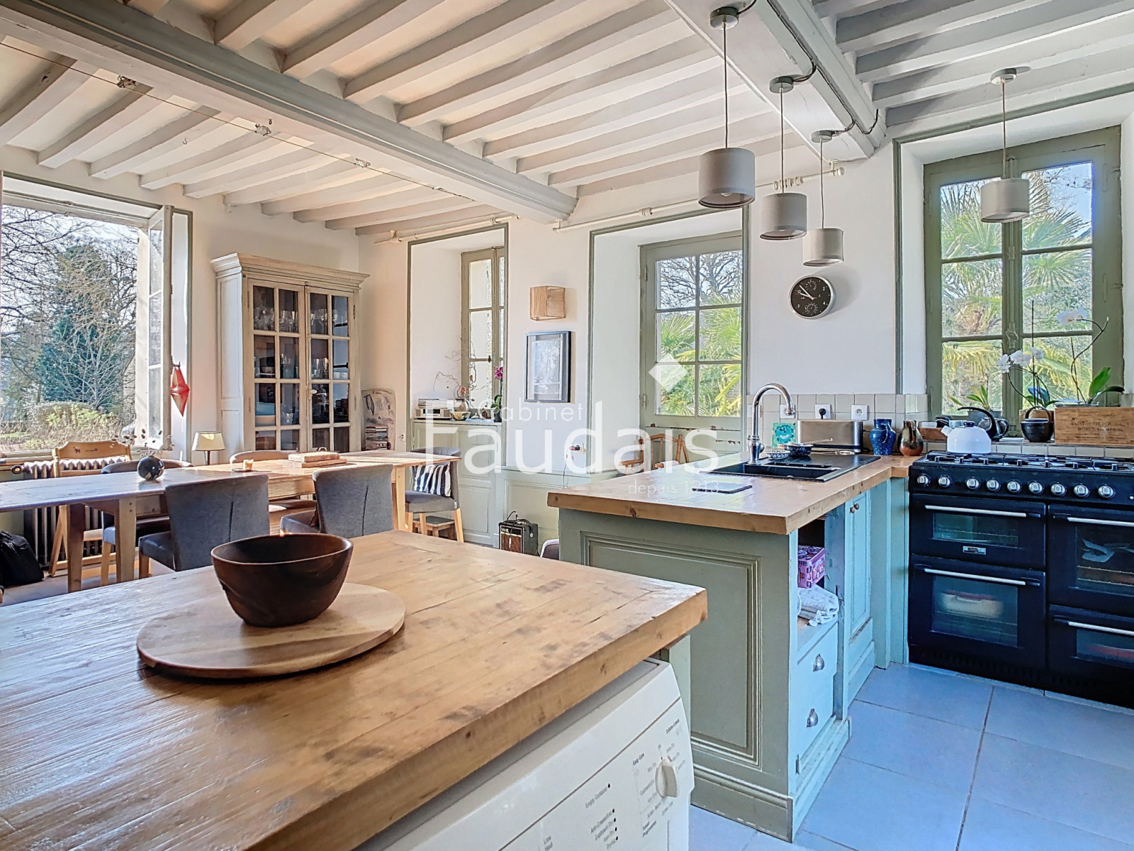 
                                                Vente
                                                 Manoir 18 ème siècle avec gite au coeur de la Suisse Normand