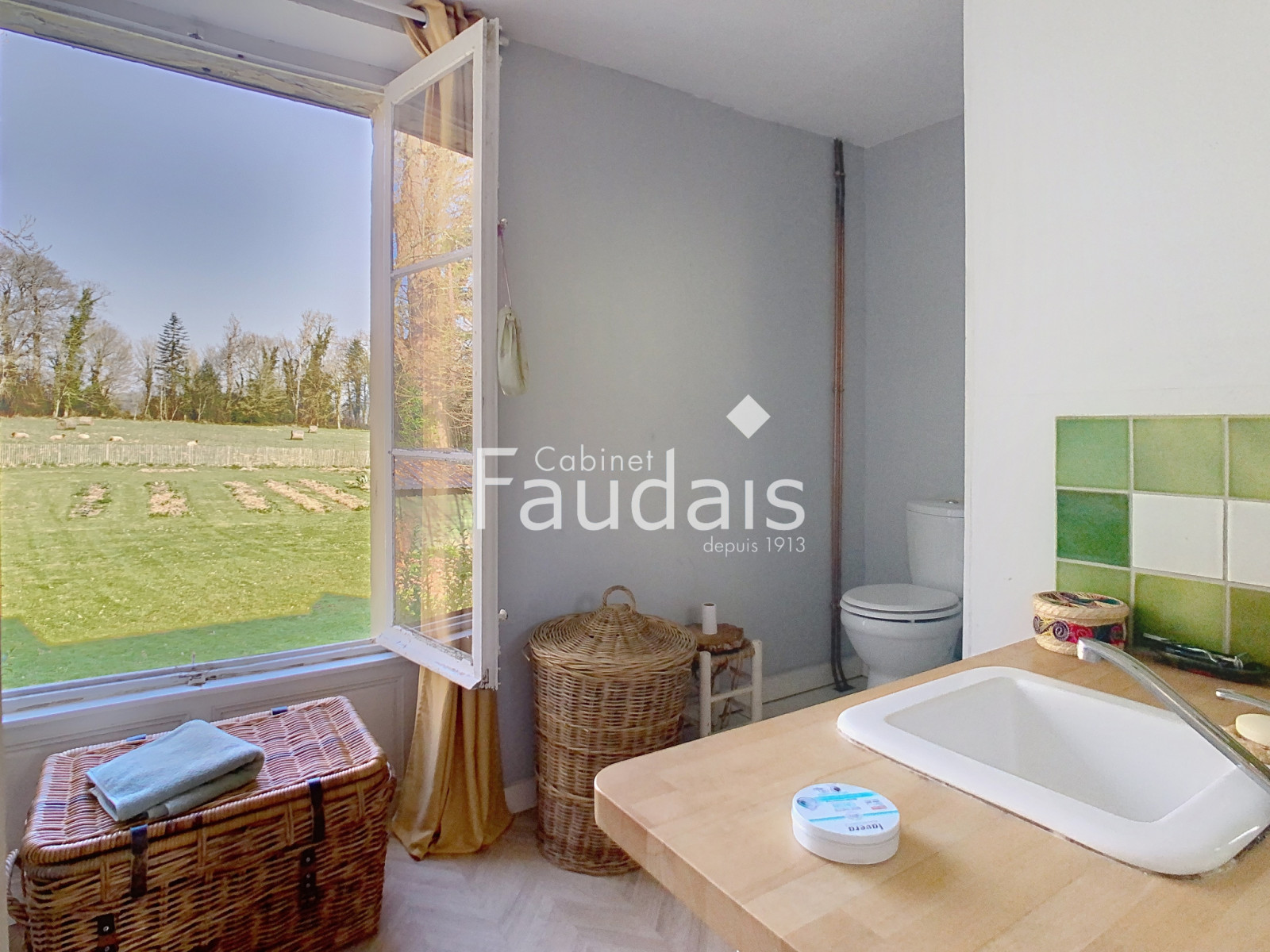 
                                                Vente
                                                 Manoir 18 ème siècle avec gite au coeur de la Suisse Normand