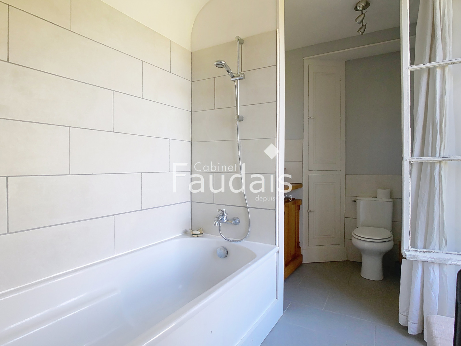 
                                                Vente
                                                 Manoir 18 ème siècle avec gite au coeur de la Suisse Normand