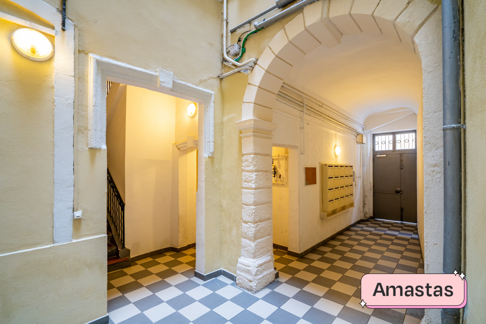
                                                Location
                                                 Marseille 13002 - Superbe studio en plein cœur du Panier