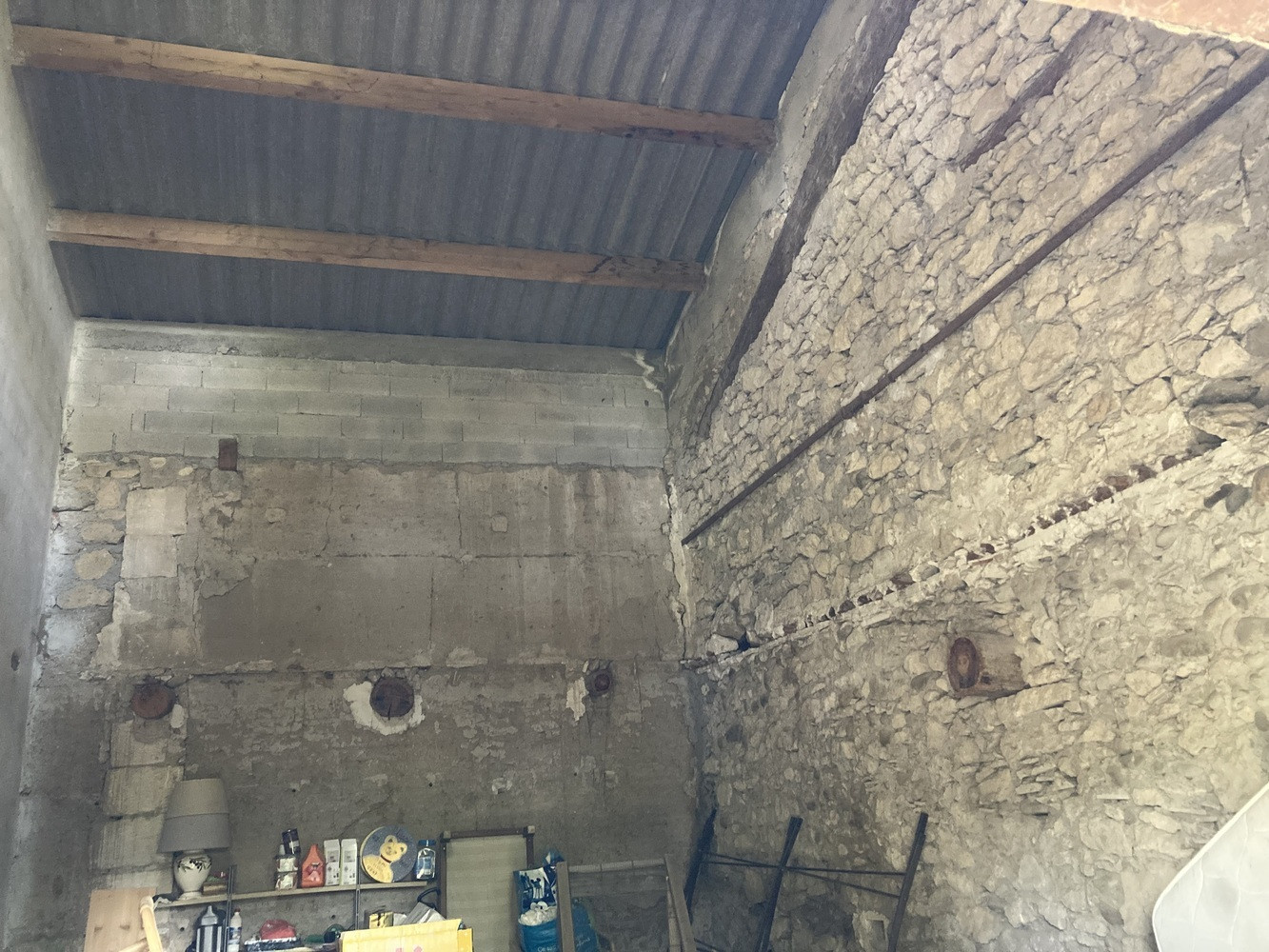 
                                                Vente
                                                 mas 117 m² avec remise et garage sur 1900 m²