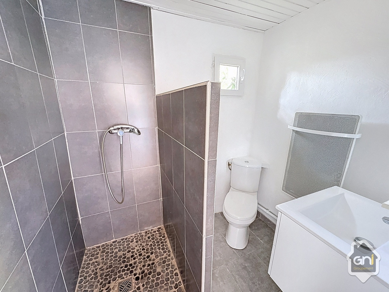 
                                                Vente
                                                 Mas Mitoyen avec dépendances et piscine.