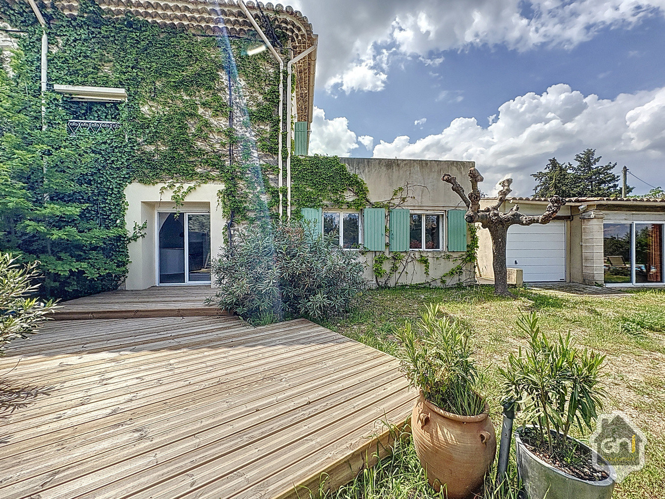 
                                                Vente
                                                 Mas Mitoyen avec dépendances et piscine.