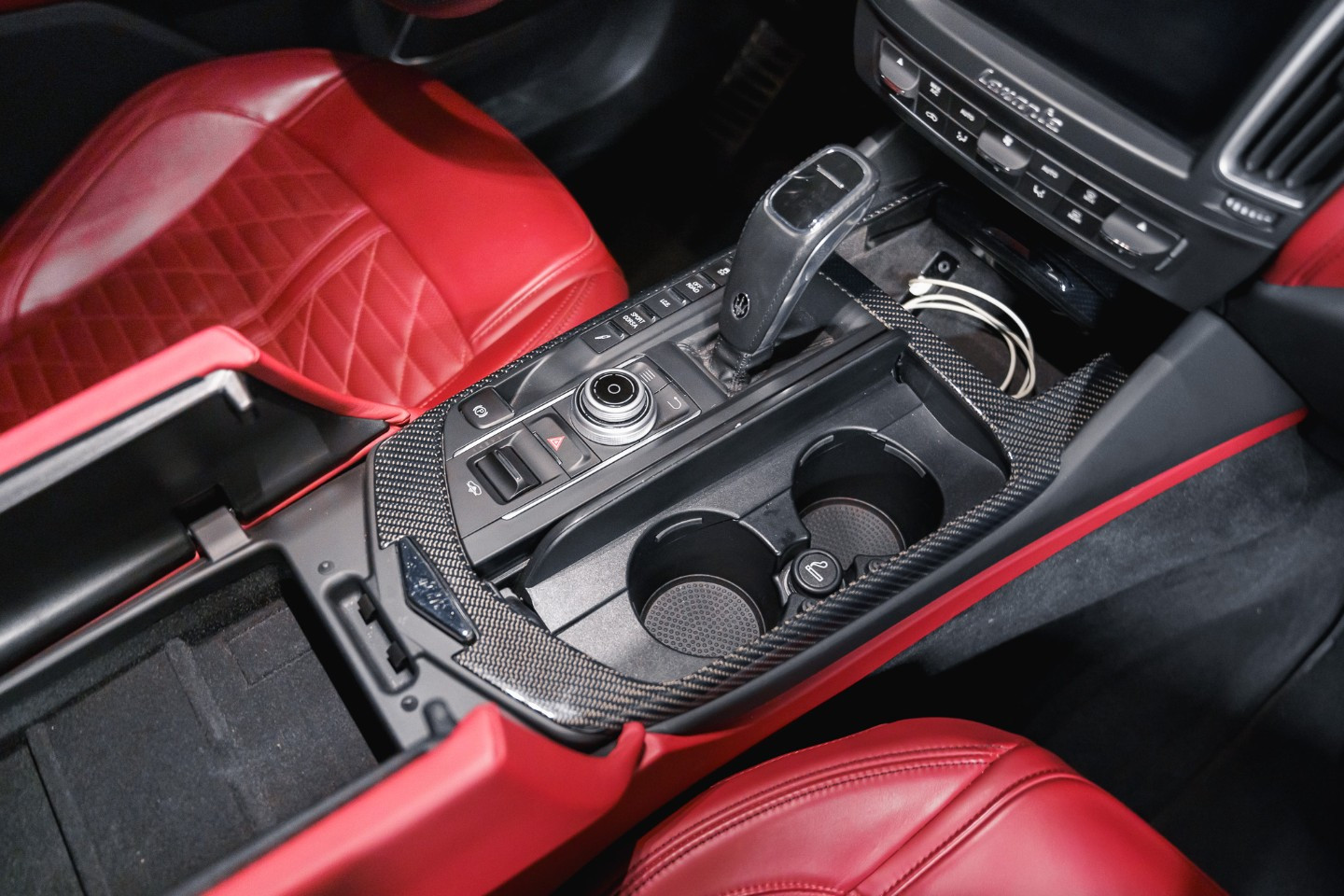 
                                                Voiture
                                                 Maserati Levante (I.II) Trofeo V8 3.8 580