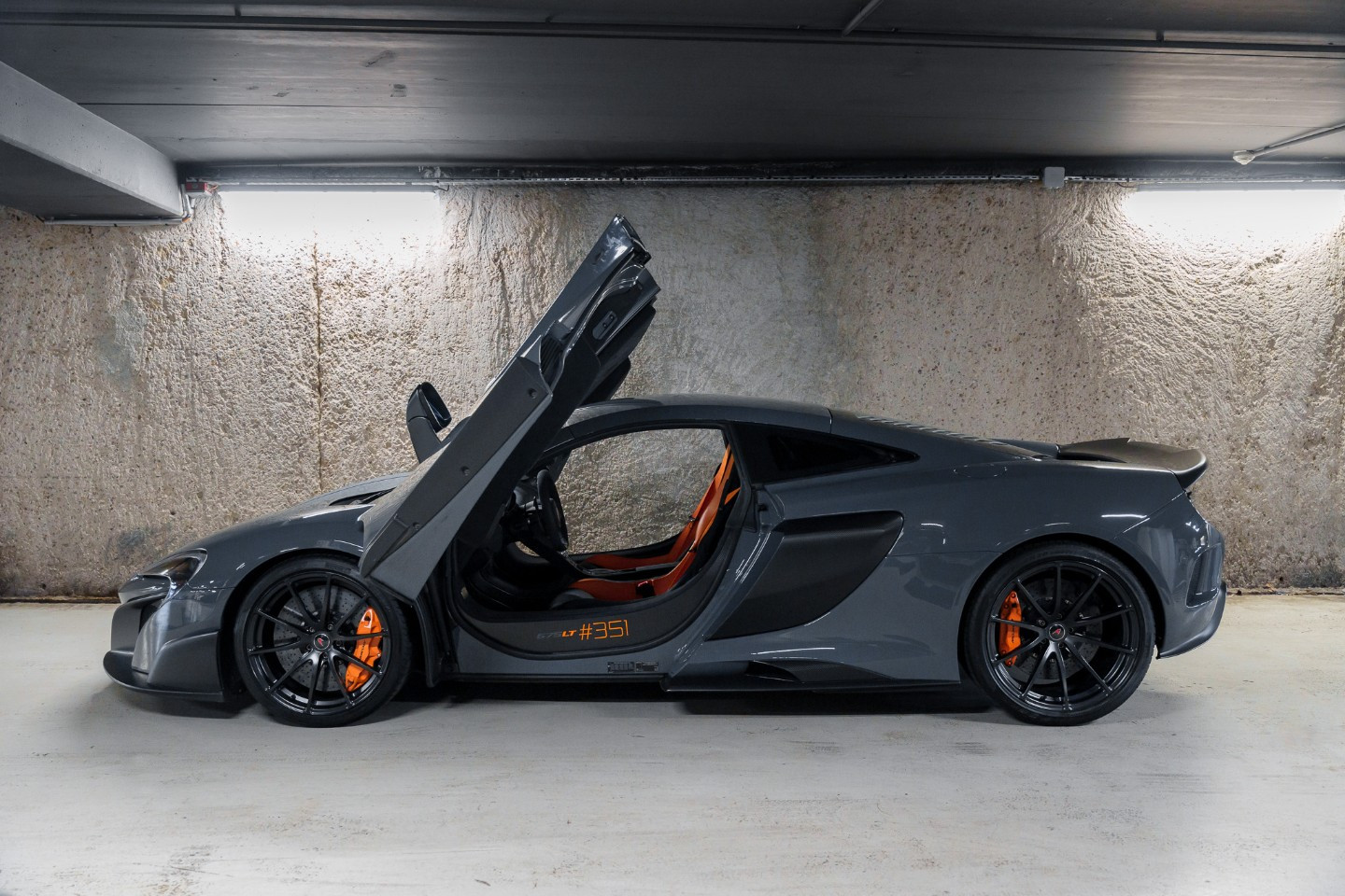 
                                                Voiture
                                                 McLaren 675 LT